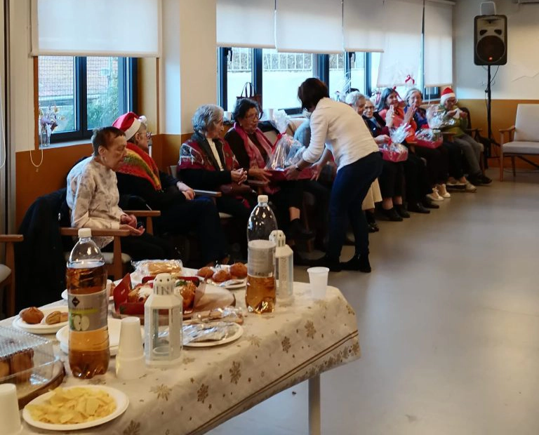 sala com utentes e voluntarios com elementos de natal