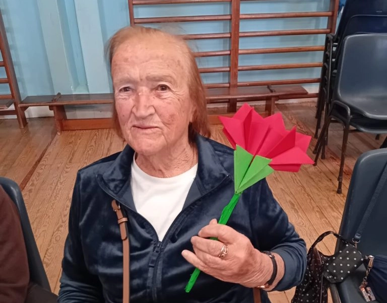 utente com cravo em origami