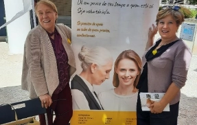 voluntarias com roll up da associacao