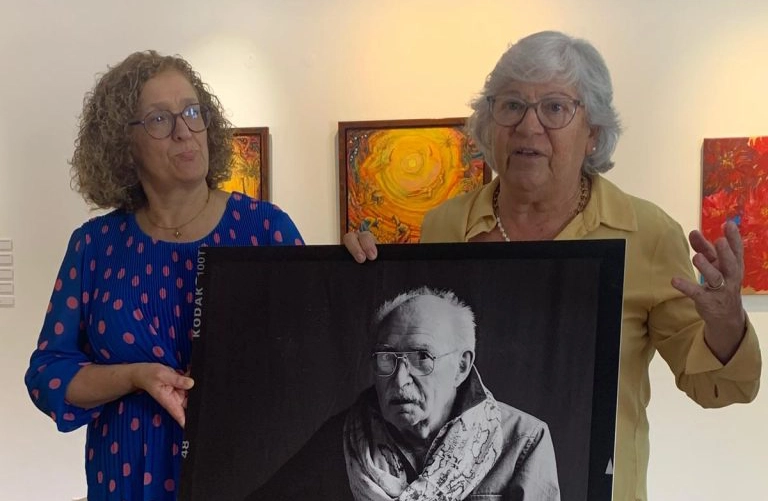 duas voluntarias com retrato de Sr. Joaquim Coutinho