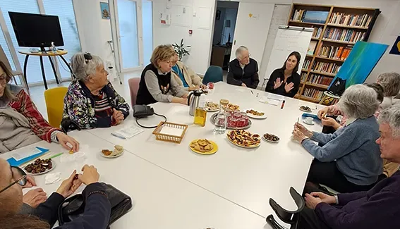 reuniao à volta da mesa