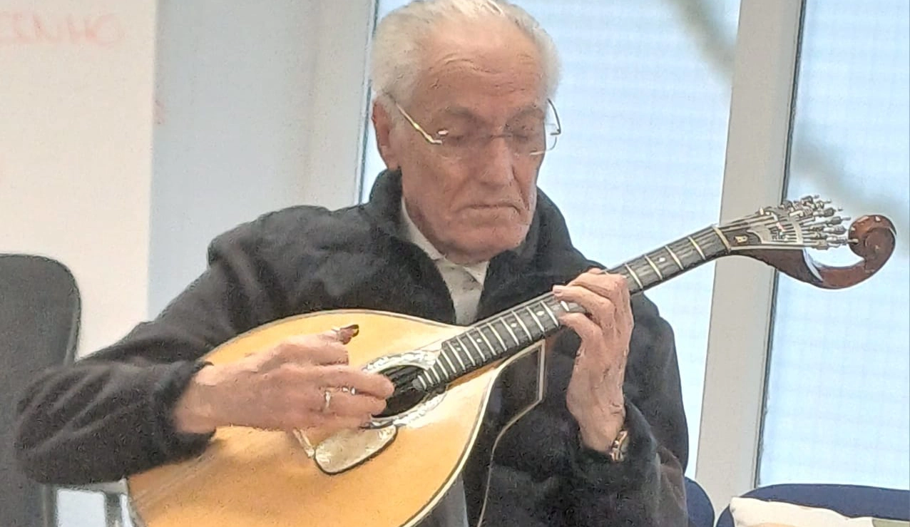 homem a tocar guitarra
