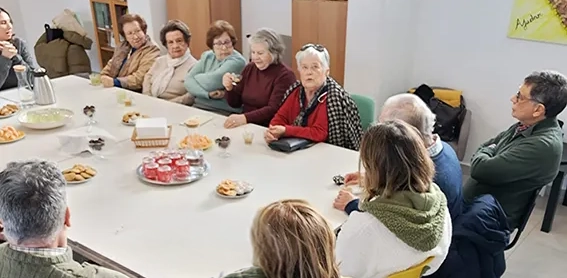 conversa à volta de uma mesa