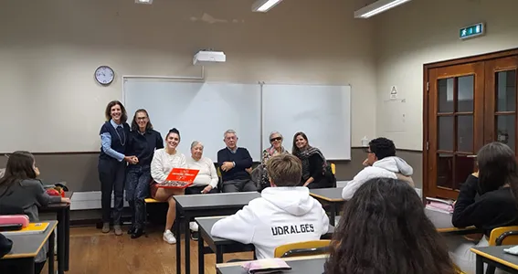 sala de aula da Escola Secundária Josefa de Óbidos com voluntarios da delegacao de lisboa e alunos
