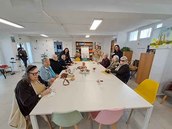 varias pessoas à conversa à volta de uma mesa