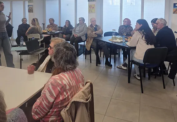 sala com pessoas distribuidas por mesas