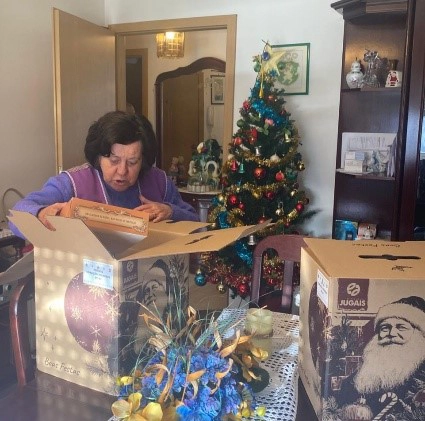 senhora a abrir uma caixa