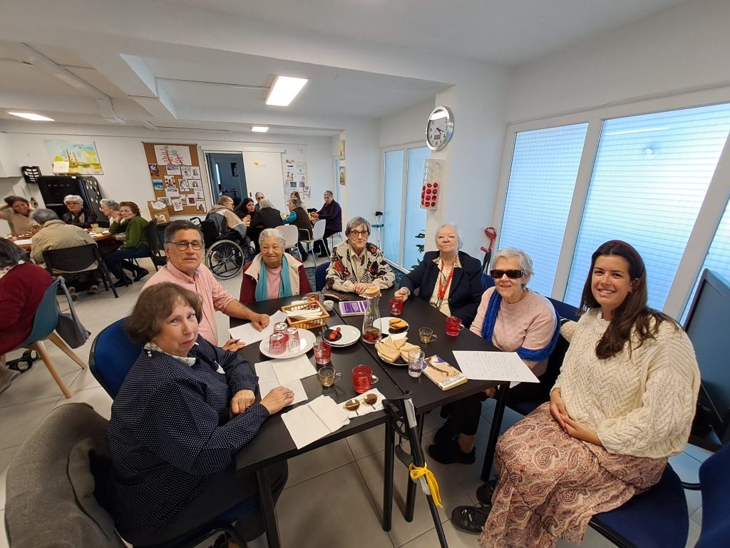 encontro de voluntarios e utentes para uma hora de contos