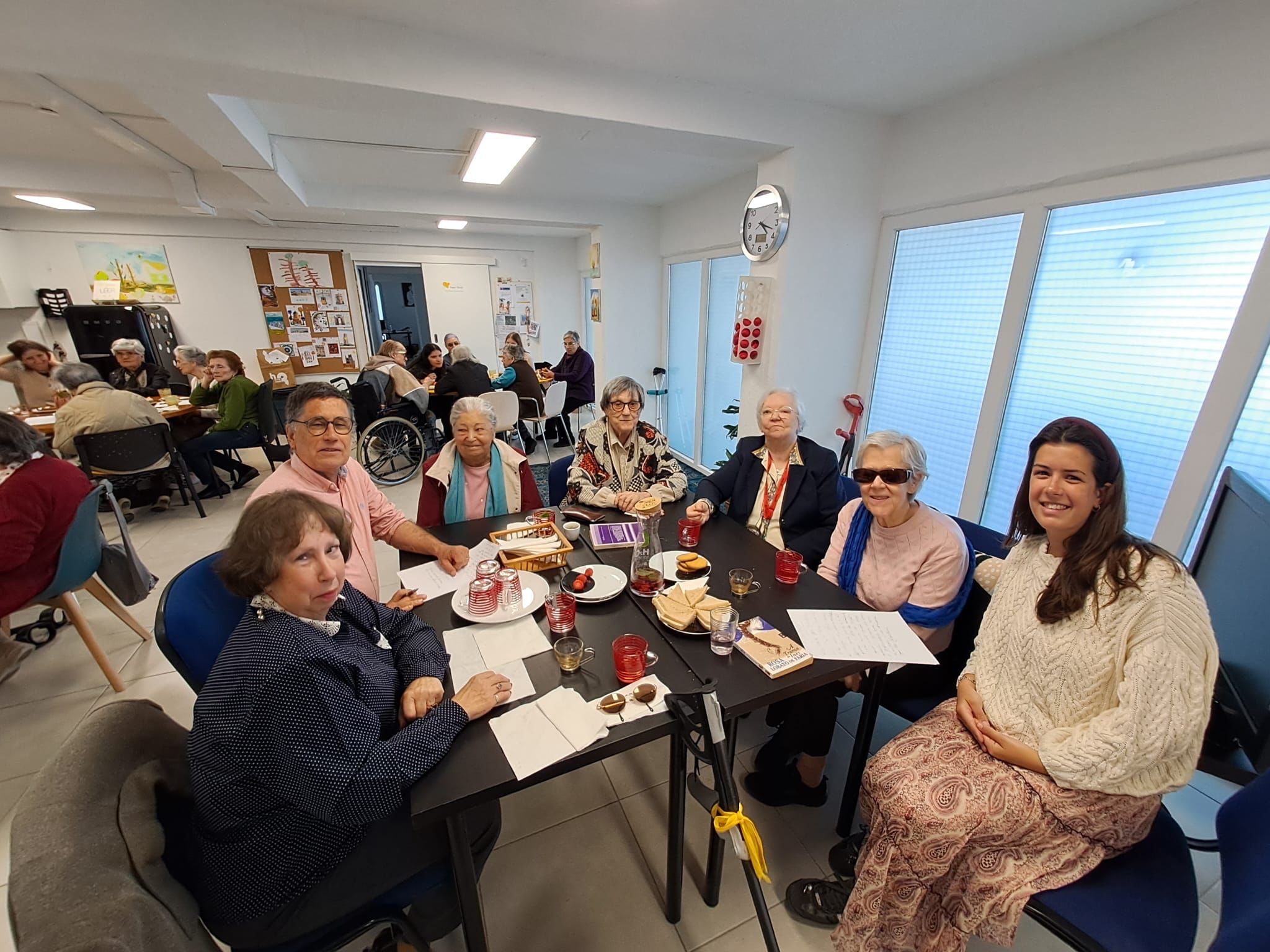 encontro de voluntarios e utentes para uma hora de contos