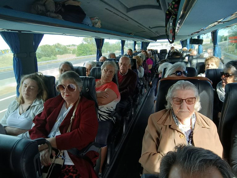 utentes em viagem de autocarro