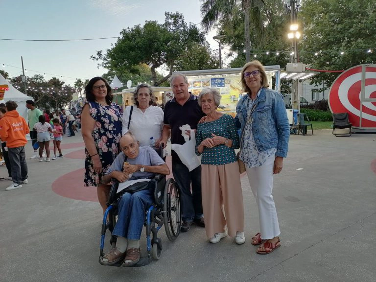 grupo de voluntarios e utentes na feira