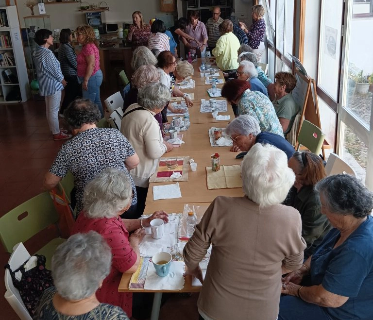 grupo de utente numa mesa comprida