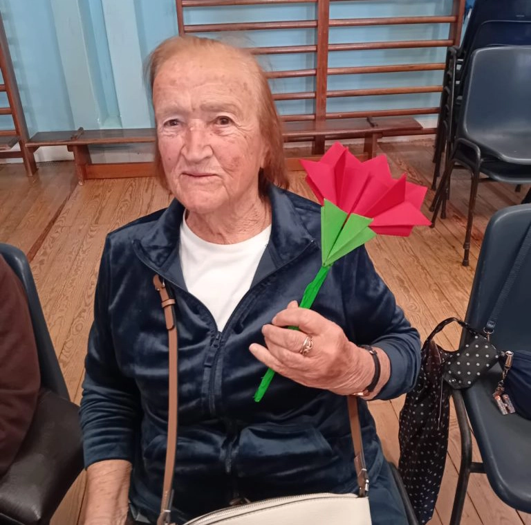 utente com cravo em origami