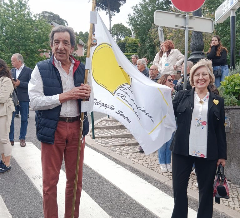 voluntarios com bandeira da associacao coracao amarelo