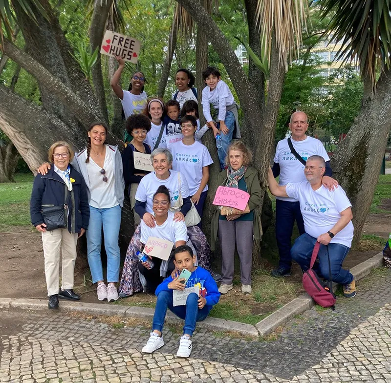 grupo de voluntarios a celebrar o dia mundial do abraco