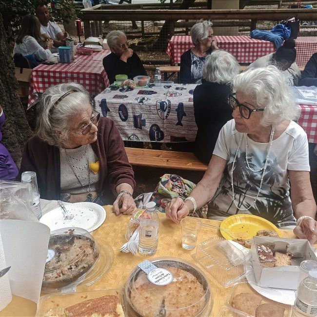 duas senhoras à conversa
