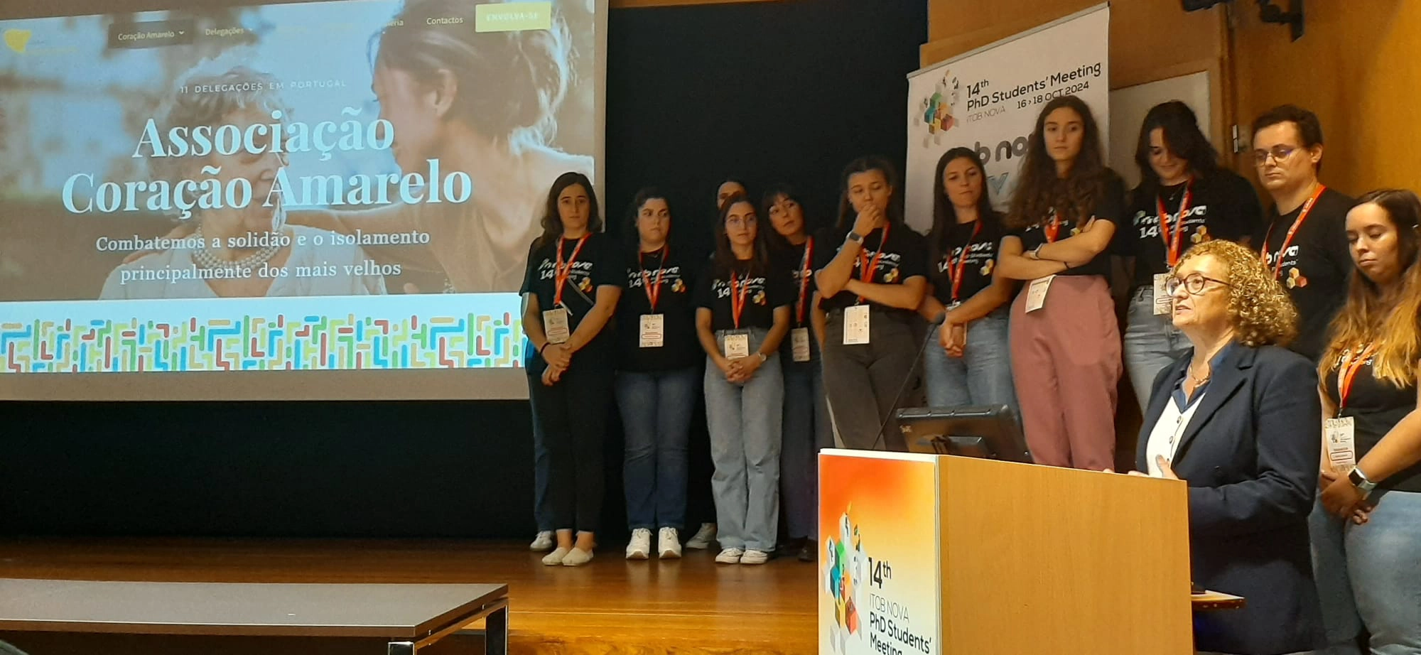 palco com estudantes