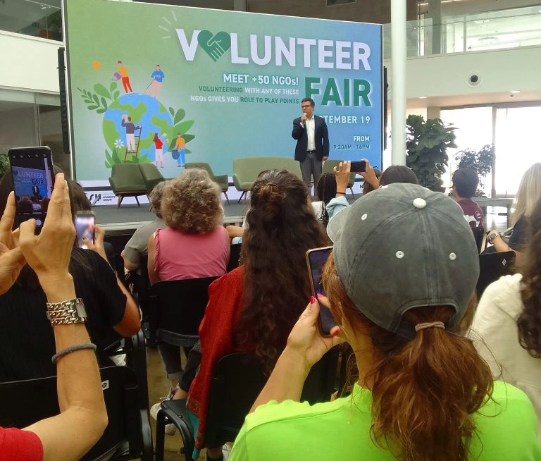palco com orador e plateia