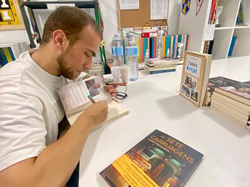 O escritor André Fernandes a assinar um livro