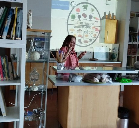 senhora sentada na secretaria numa sala de aula