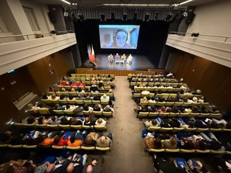 plateia oradores e projecao na tela