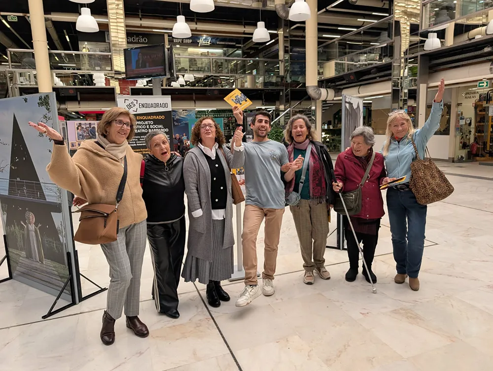 grupo de utentes e voluntarios no centro comercial