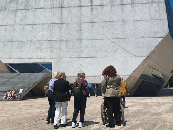 voluntarios na fachada da casa da musica