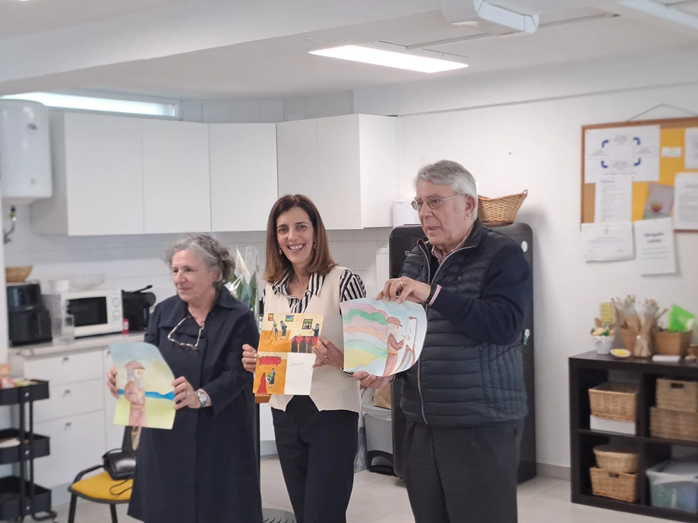 3 voluntarios com desenhos