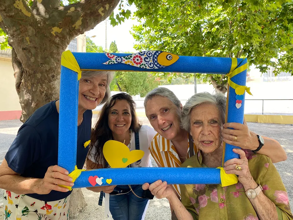 moldura grande com 4 voluntarias