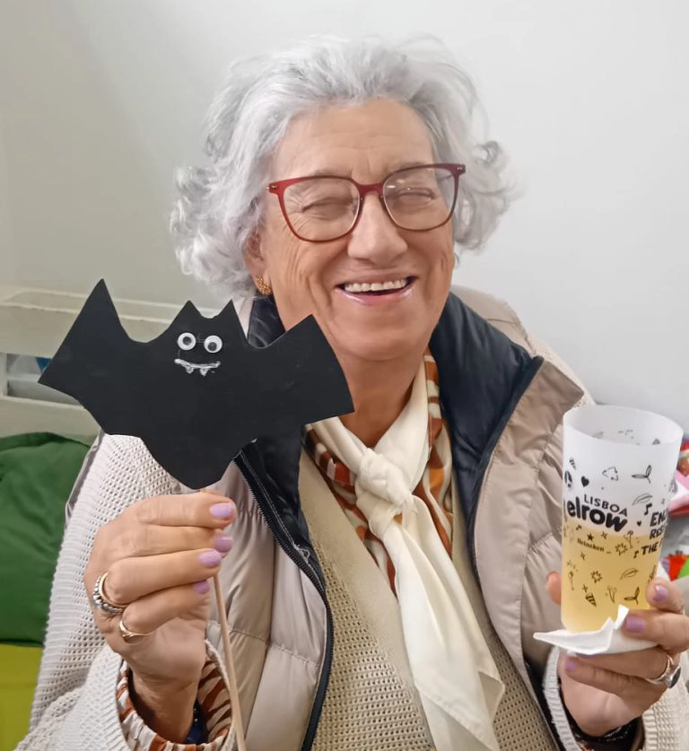 utente com morcego feito em papel
