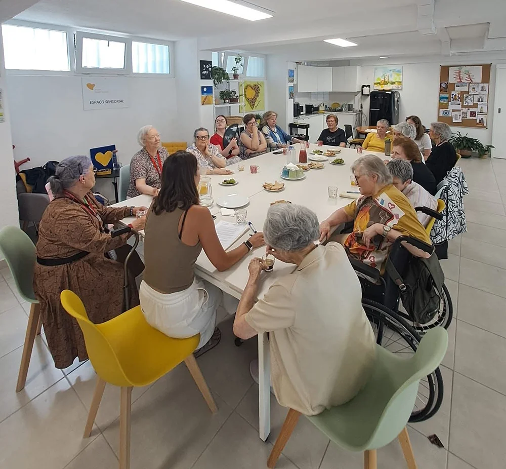conversa à volta de uma mesa