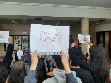 multidao com cartaz dia das boas acoes