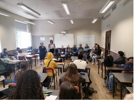 sala com voluntarios e utentes