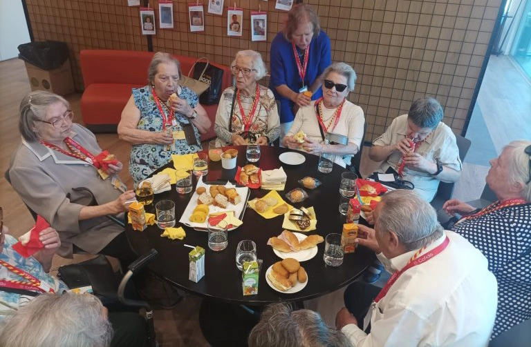 lanche com utentes e voluntarios