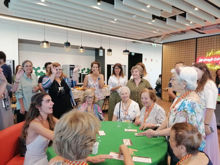 sala com utentes a jogar cartas