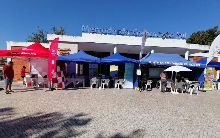frente do mercado da encarnacao sul com guarda sois