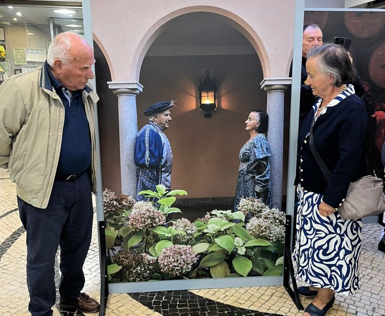 utentes reais à frente de foto de utentes simulando personagens do shakespeare