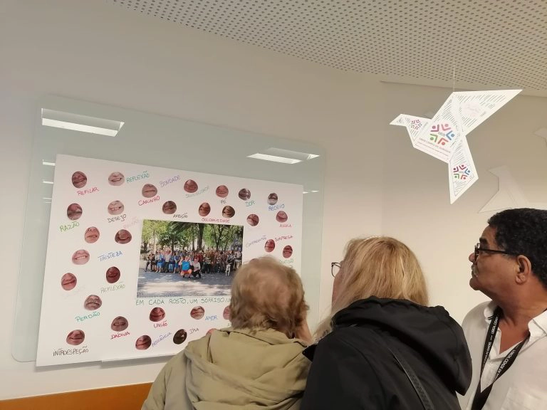 utentes a ver uma peça exposta