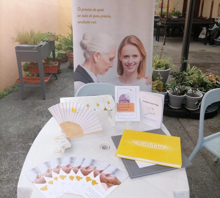 mesa com pecas de comunicacao da associacao