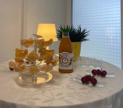 mesa com fruta e garrafa de sumo
