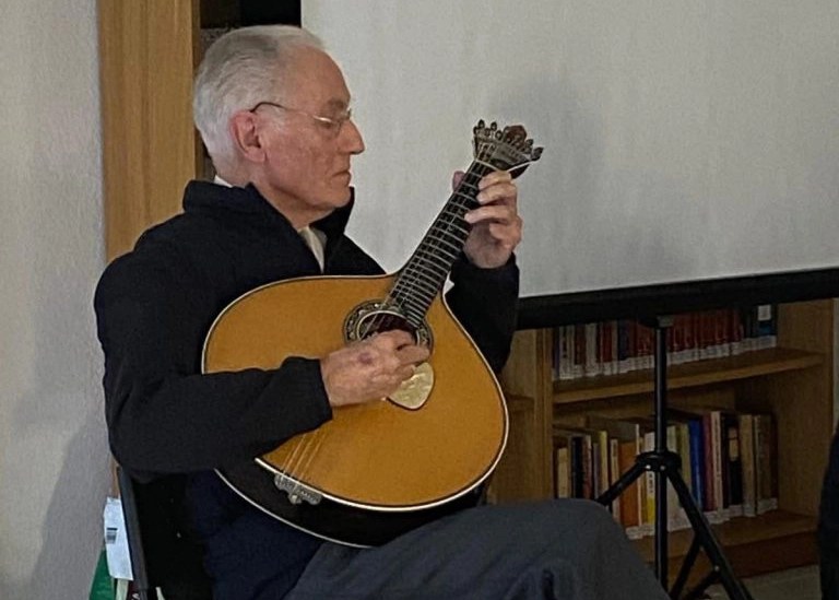 homem a tocar guitarra