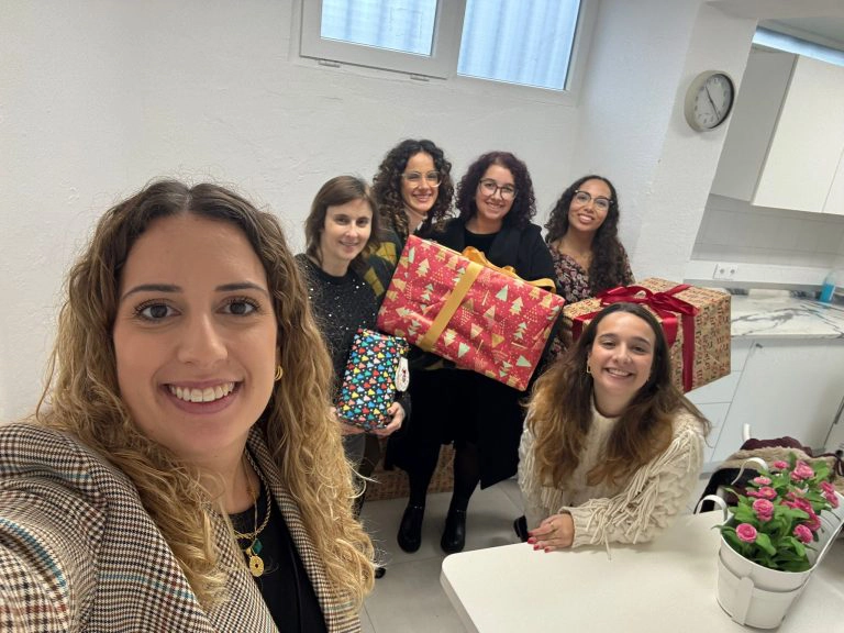 voluntarias com presentes
