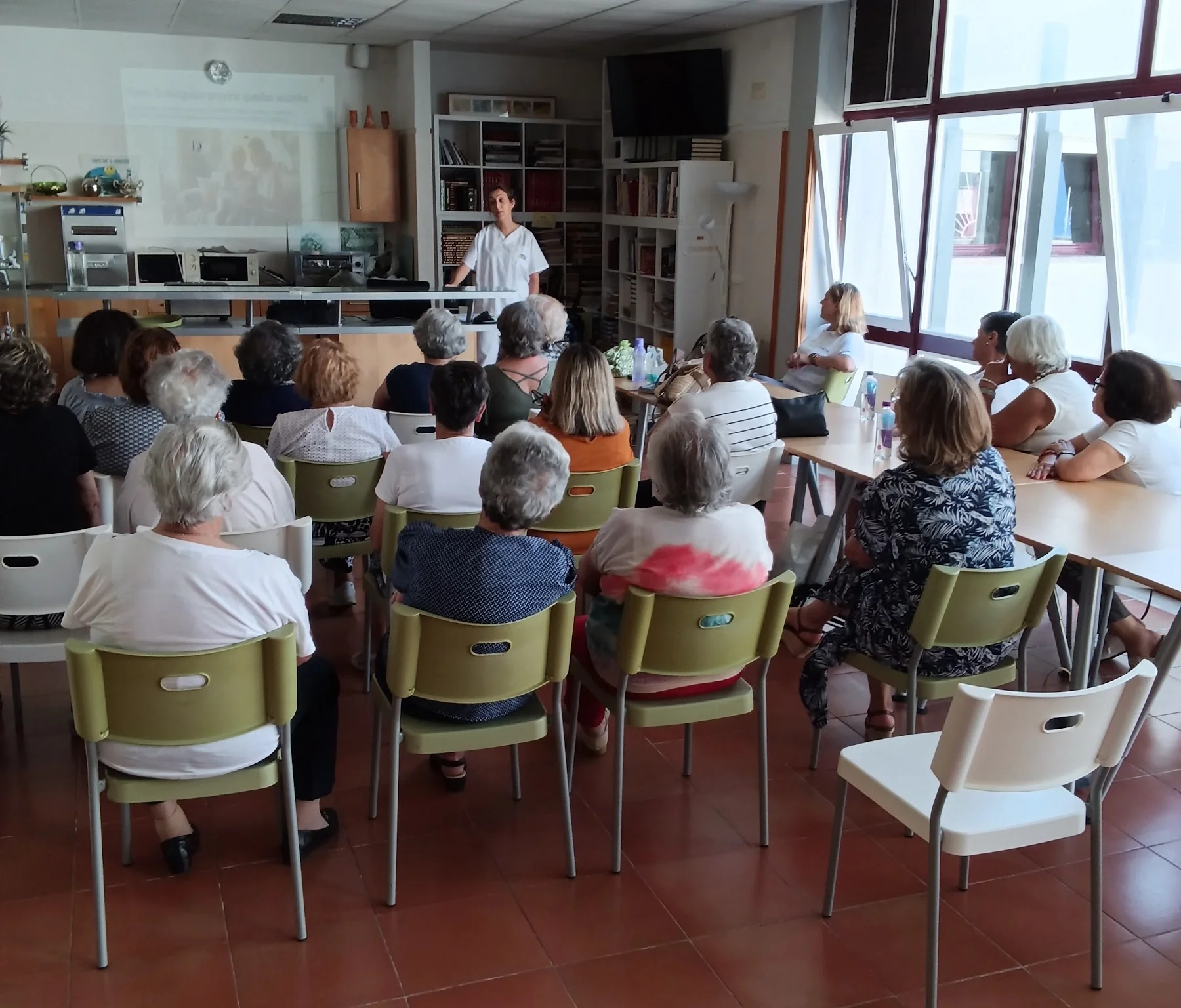 P alestra com enfermeira e utentes senirores