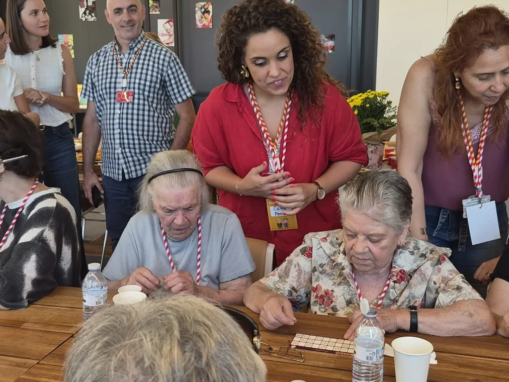 voluntaria e duas utentes a jogar um jogo de mesa