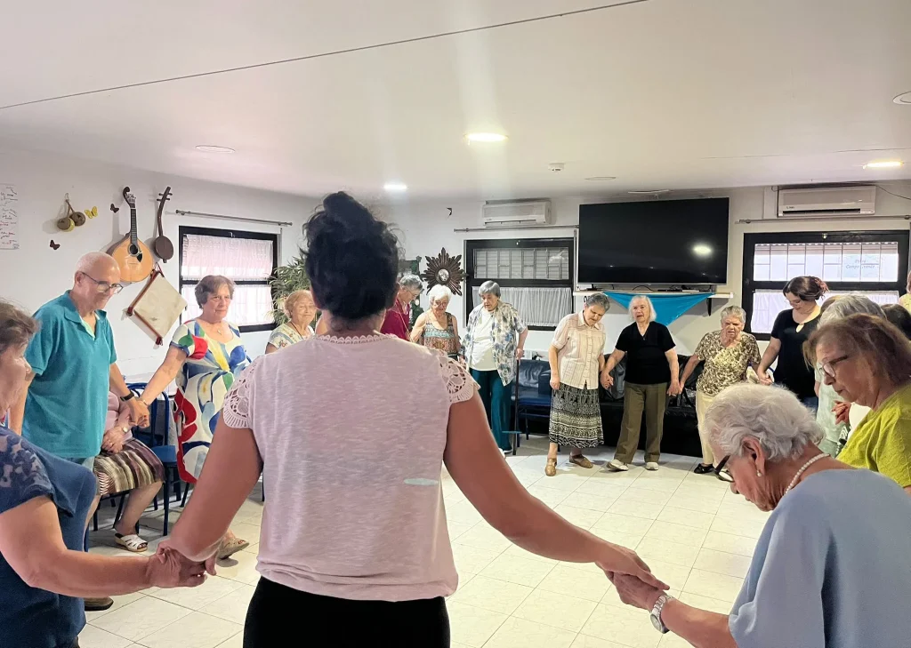 utentes a dancar numa roda