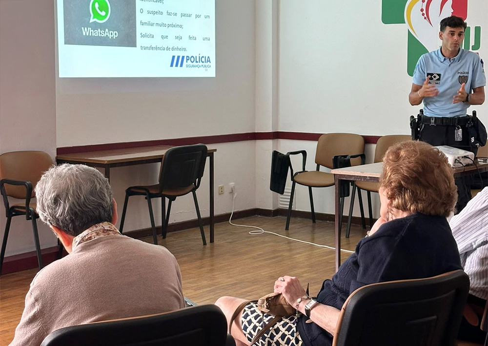 projecao de apresentacao sobre seguranca aos utentes da associacao