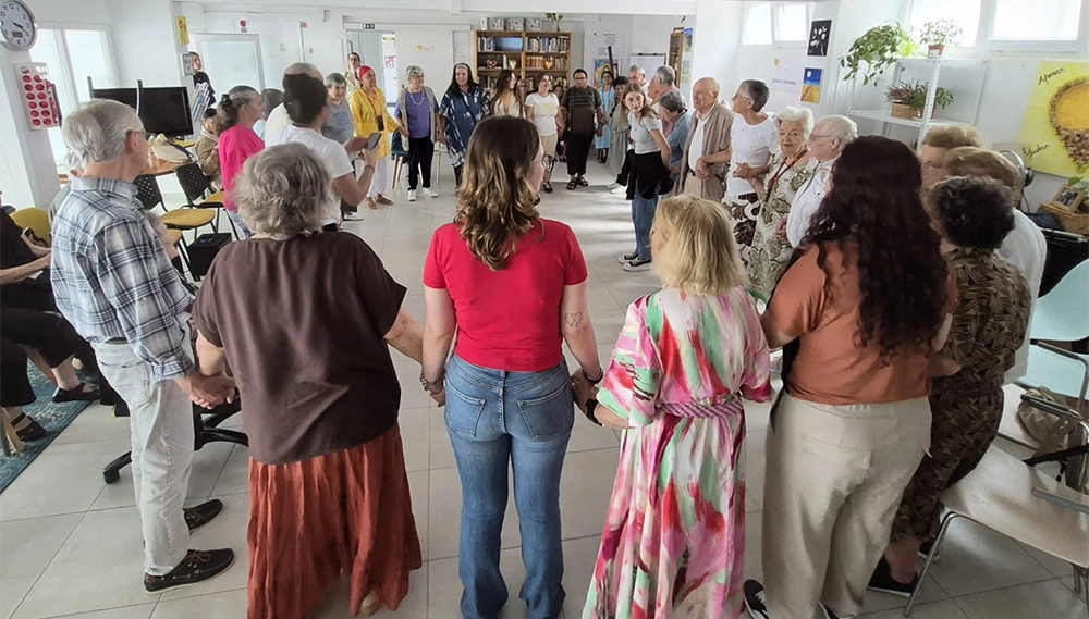 grupo de utentes e voluntarios numa roda