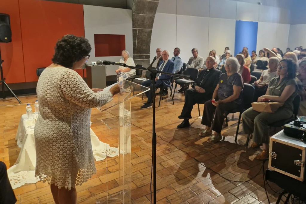 palestra com orador e plateia