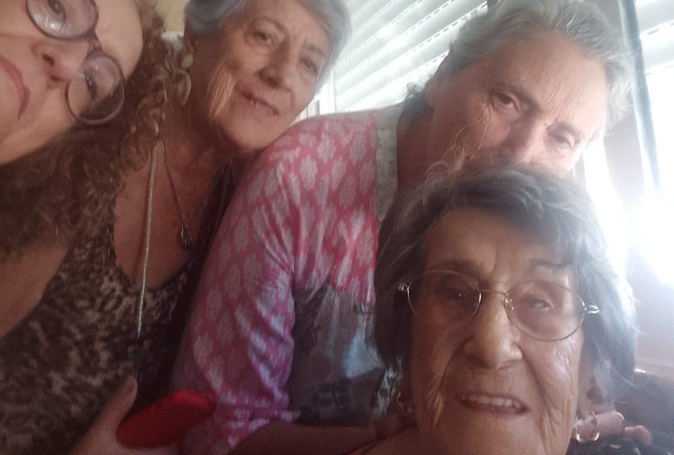 foto de 3 voluntarias e uma utente
