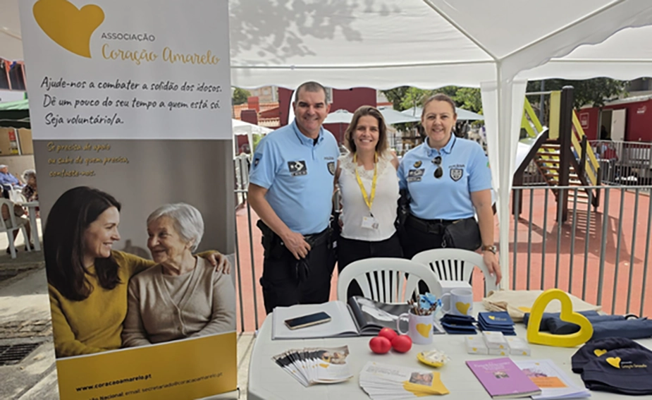 foto com voluntaria e dois policias